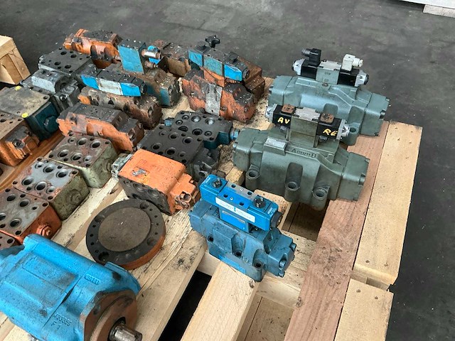 Partij diverse hydraulische onderdelen - afbeelding 3 van  5