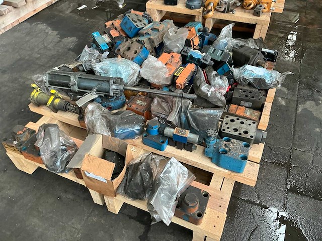 Partij diverse hydraulische onderdelen - afbeelding 4 van  5