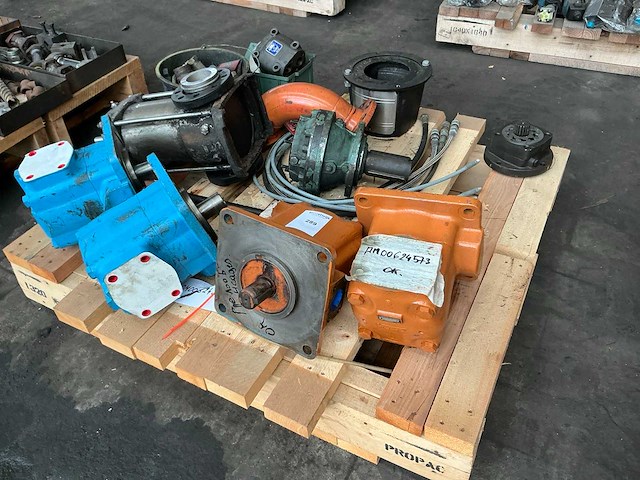Partij diverse hydraulische onderdelen - afbeelding 1 van  4