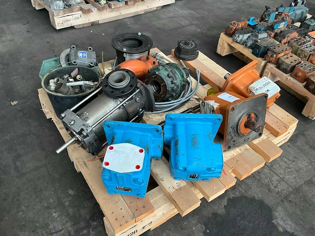 Partij diverse hydraulische onderdelen - afbeelding 2 van  4