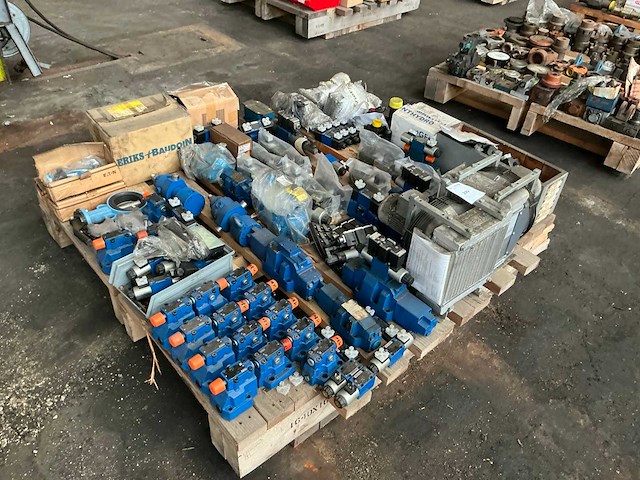 Partij diverse hydraulische onderdelen - afbeelding 1 van  9