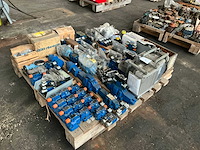 Partij diverse hydraulische onderdelen - afbeelding 1 van  9
