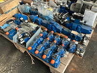 Partij diverse hydraulische onderdelen - afbeelding 2 van  9