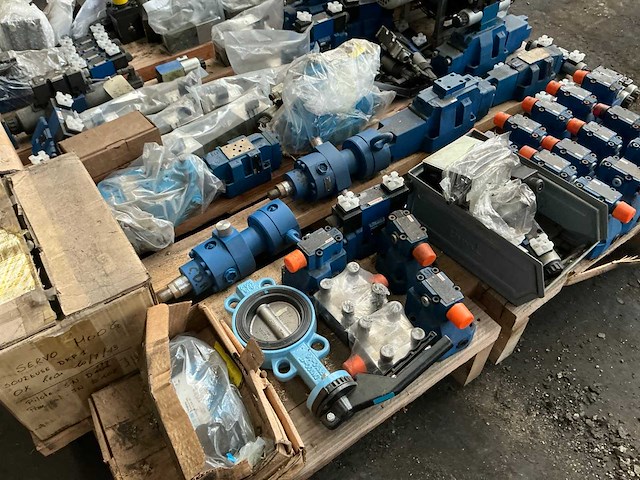 Partij diverse hydraulische onderdelen - afbeelding 3 van  9