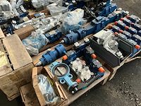 Partij diverse hydraulische onderdelen - afbeelding 3 van  9