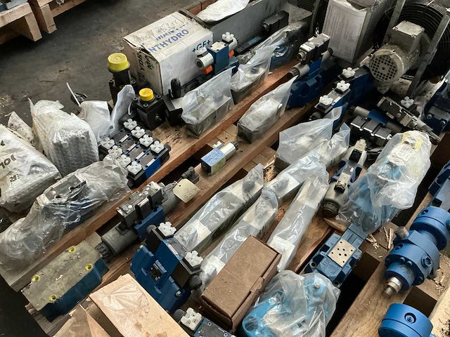 Partij diverse hydraulische onderdelen - afbeelding 4 van  9