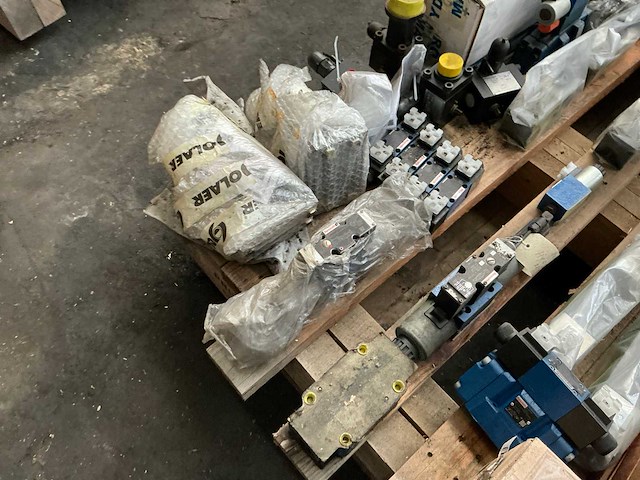 Partij diverse hydraulische onderdelen - afbeelding 5 van  9