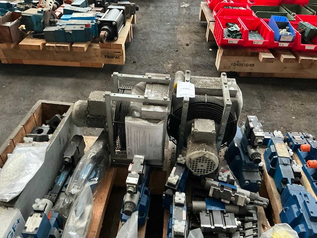 Partij diverse hydraulische onderdelen - afbeelding 6 van  9