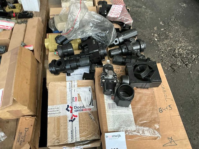 Partij diverse hydraulische onderdelen - afbeelding 2 van  5