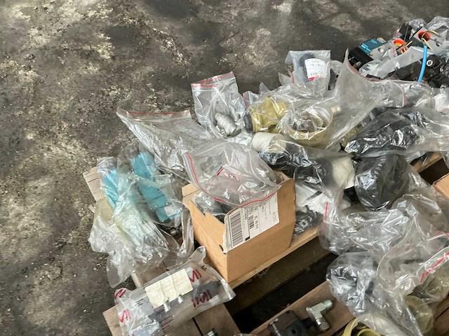Partij diverse hydraulische onderdelen - afbeelding 3 van  5