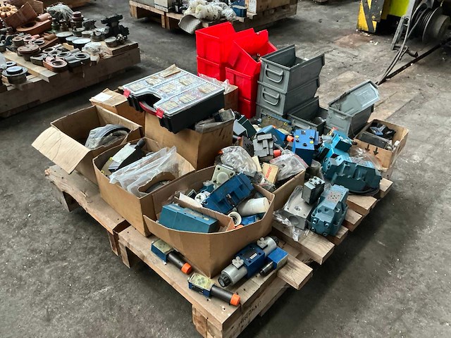 Partij diverse hydraulische onderdelen - afbeelding 2 van  14