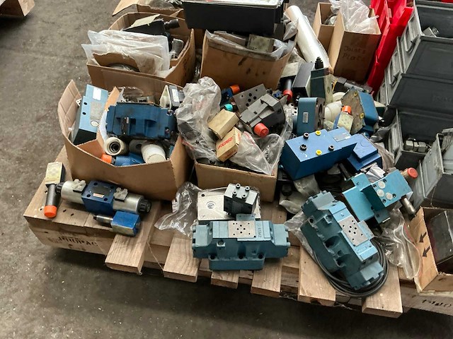 Partij diverse hydraulische onderdelen - afbeelding 3 van  14