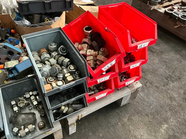 Partij diverse hydraulische onderdelen - afbeelding 4 van  14