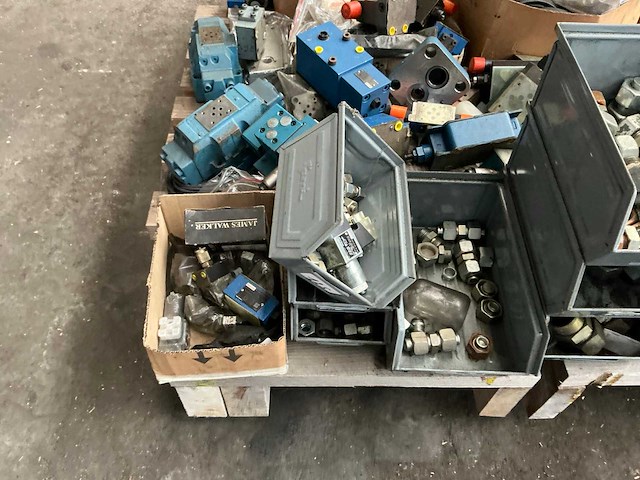 Partij diverse hydraulische onderdelen - afbeelding 5 van  14