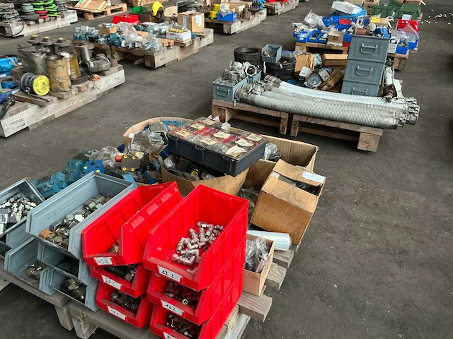 Partij diverse hydraulische onderdelen - afbeelding 1 van  14