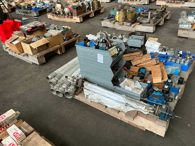 Partij diverse hydraulische onderdelen - afbeelding 7 van  14