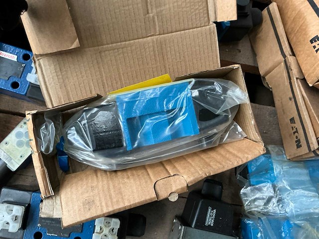 Partij diverse hydraulische onderdelen - afbeelding 14 van  14