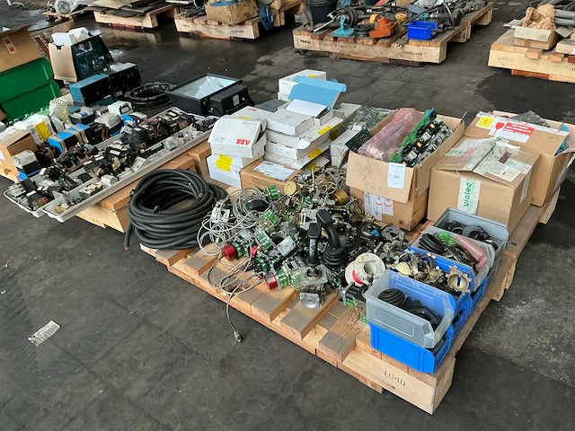 Partij diverse industriële elektro - afbeelding 1 van  16