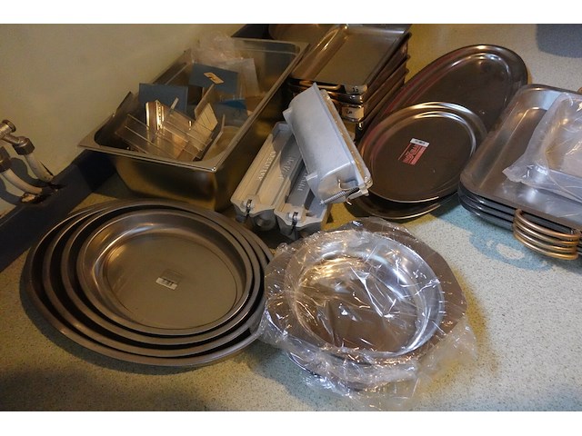 Partij diverse inox schalen/braadslede - afbeelding 5 van  5