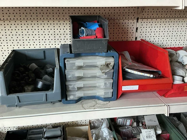 Partij diverse installatiematerialen en fittingen - afbeelding 1 van  9