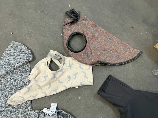 Partij diverse jumpers en body’s voor honden - afbeelding 8 van  10