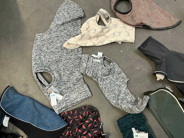 Partij diverse jumpers en body’s voor honden - afbeelding 6 van  10