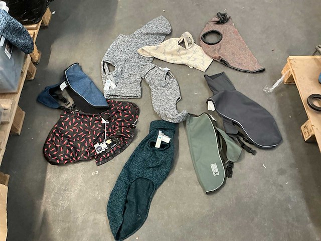 Partij diverse jumpers en body’s voor honden - afbeelding 1 van  10