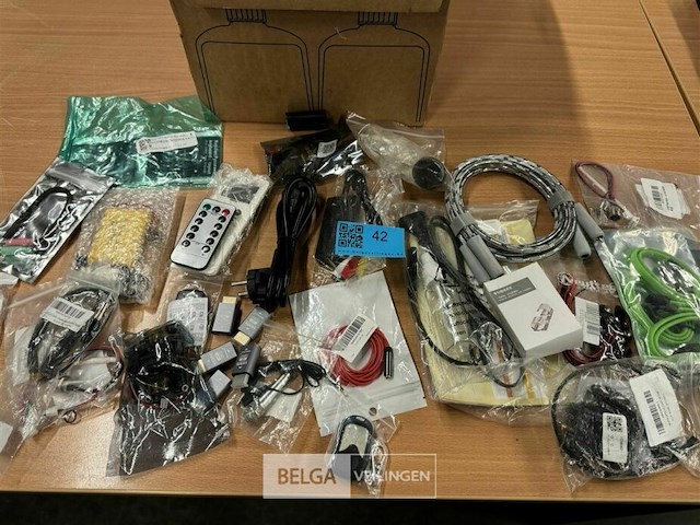 Partij diverse kabels pc smartphone etc - afbeelding 1 van  7