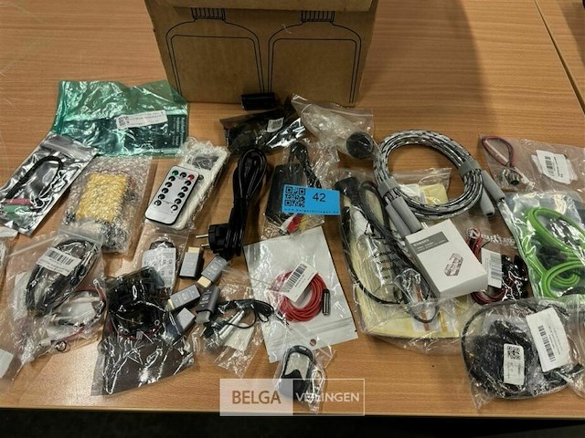 Partij diverse kabels pc smartphone etc - afbeelding 3 van  7