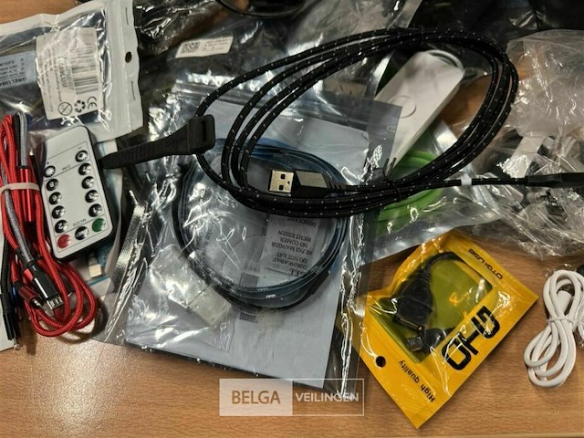Partij diverse kabels pc smartphone etc - afbeelding 9 van  10