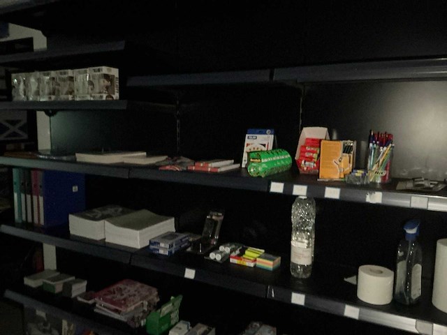 Partij diverse kantoorbenodigdheden, waaronder plakband, inpakpapier en schriften - afbeelding 1 van  2