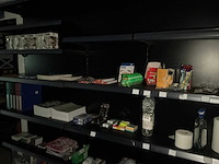 Partij diverse kantoorbenodigdheden, waaronder plakband, inpakpapier en schriften - afbeelding 1 van  2
