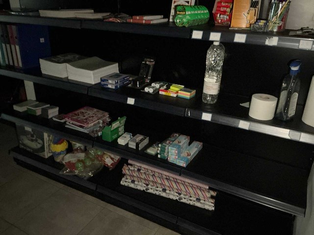Partij diverse kantoorbenodigdheden, waaronder plakband, inpakpapier en schriften - afbeelding 2 van  2
