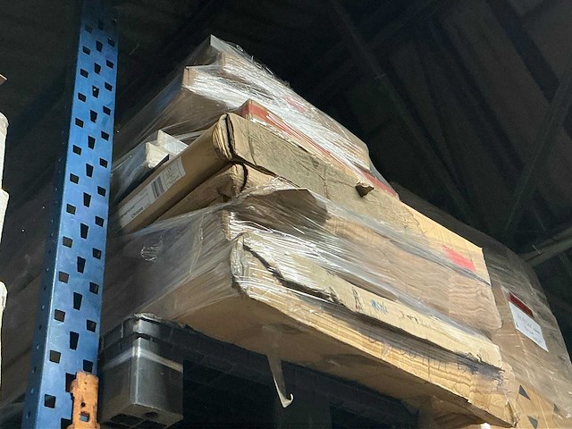 Partij diverse keramische tegels en plinten en meubels - afbeelding 1 van  24