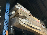 Partij diverse keramische tegels en plinten en meubels - afbeelding 1 van  24