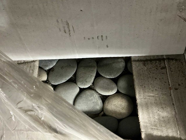 Partij diverse keramische tegels en plinten en meubels - afbeelding 2 van  24