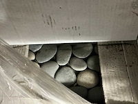 Partij diverse keramische tegels en plinten en meubels - afbeelding 2 van  24