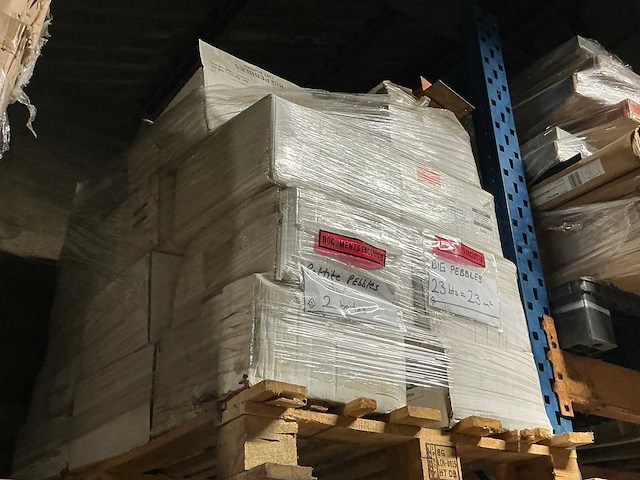 Partij diverse keramische tegels en plinten en meubels - afbeelding 3 van  24