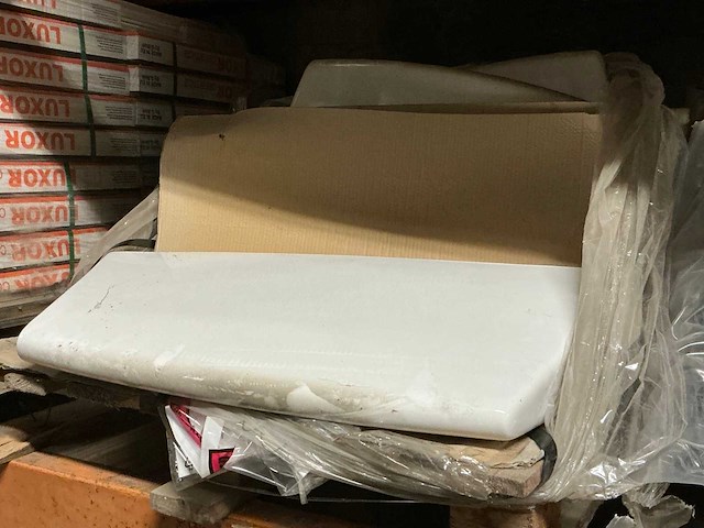 Partij diverse keramische tegels en plinten en meubels - afbeelding 5 van  24