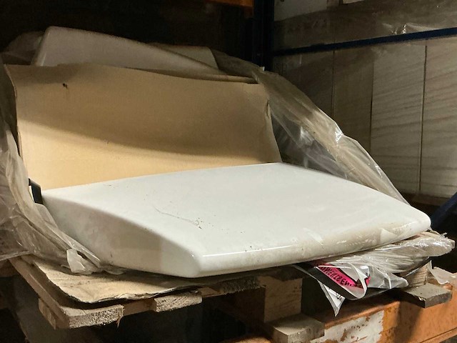 Partij diverse keramische tegels en plinten en meubels - afbeelding 6 van  24