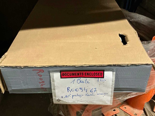 Partij diverse keramische tegels en plinten en meubels - afbeelding 7 van  24