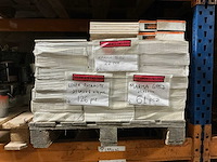 Partij diverse keramische tegels en plinten en meubels - afbeelding 12 van  24