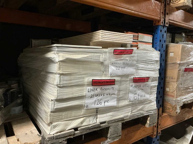 Partij diverse keramische tegels en plinten en meubels - afbeelding 13 van  24