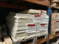 Partij diverse keramische tegels en plinten en meubels - afbeelding 13 van  24