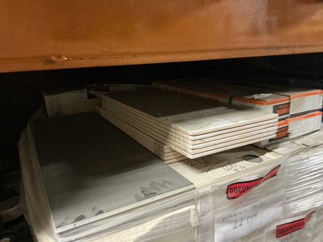 Partij diverse keramische tegels en plinten en meubels - afbeelding 14 van  24