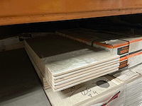 Partij diverse keramische tegels en plinten en meubels - afbeelding 15 van  24