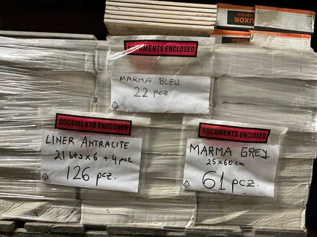 Partij diverse keramische tegels en plinten en meubels - afbeelding 17 van  24