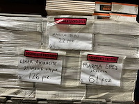 Partij diverse keramische tegels en plinten en meubels - afbeelding 17 van  24