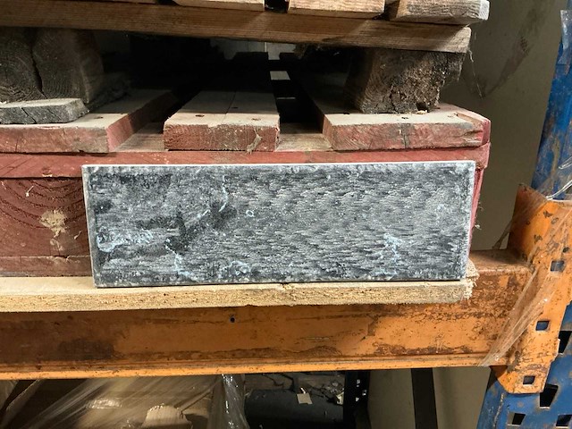 Partij diverse keramische tegels en plinten en meubels - afbeelding 8 van  24