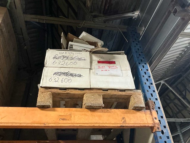 Partij diverse keramische tegels en plinten en meubels - afbeelding 19 van  24